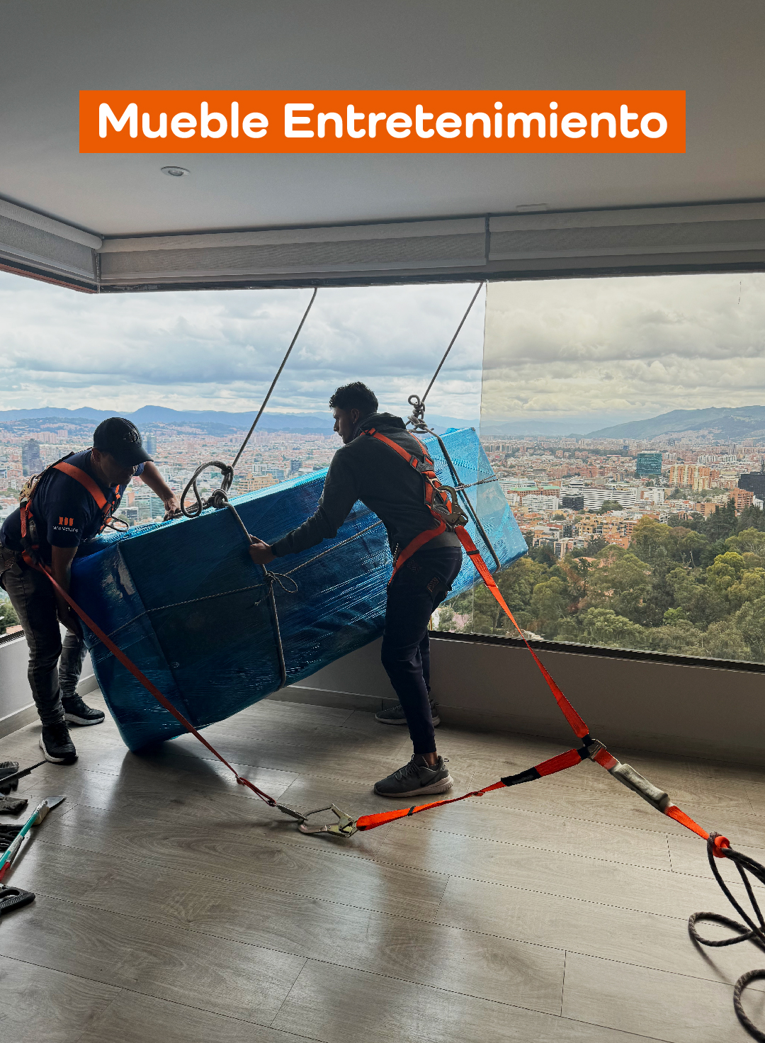Mueble de entretenimiento movido por fachada
