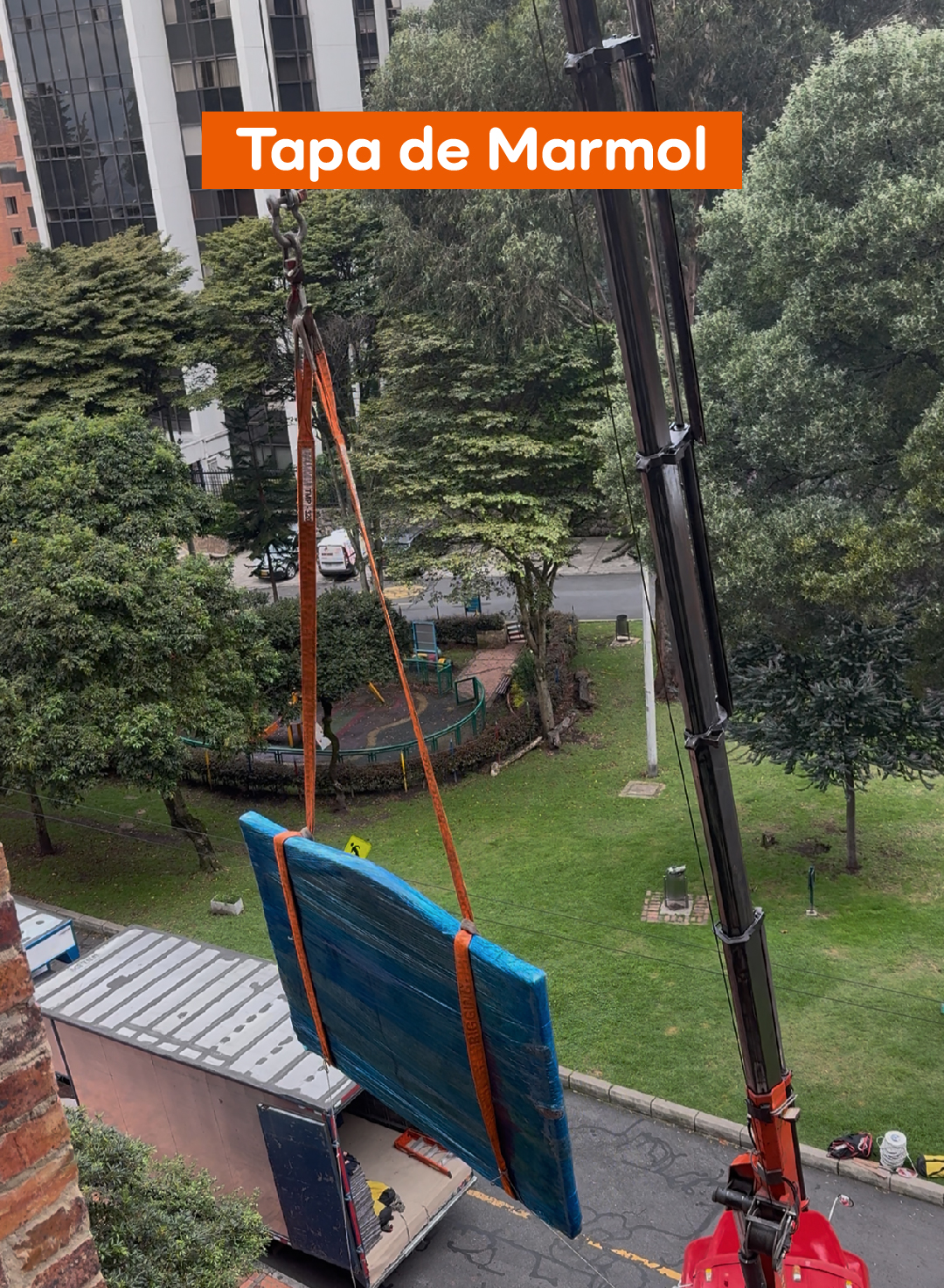 Tapa de mármol movida por fachada